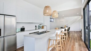 Fridge, microwave, oven, stovetop - Saoire - Pet Friendly - 5 Mins Walk to Beach (Culburra Beach)