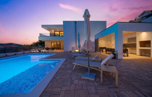 حمّام سباحة مُدفَّأ