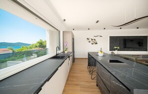 Refrigerador, microondas, horno y lavavajillas 
