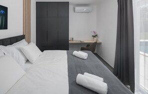 2 chambres, coffre-fort, fer et planche à repasser