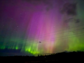 Cielo nocturno con auroras boreales.