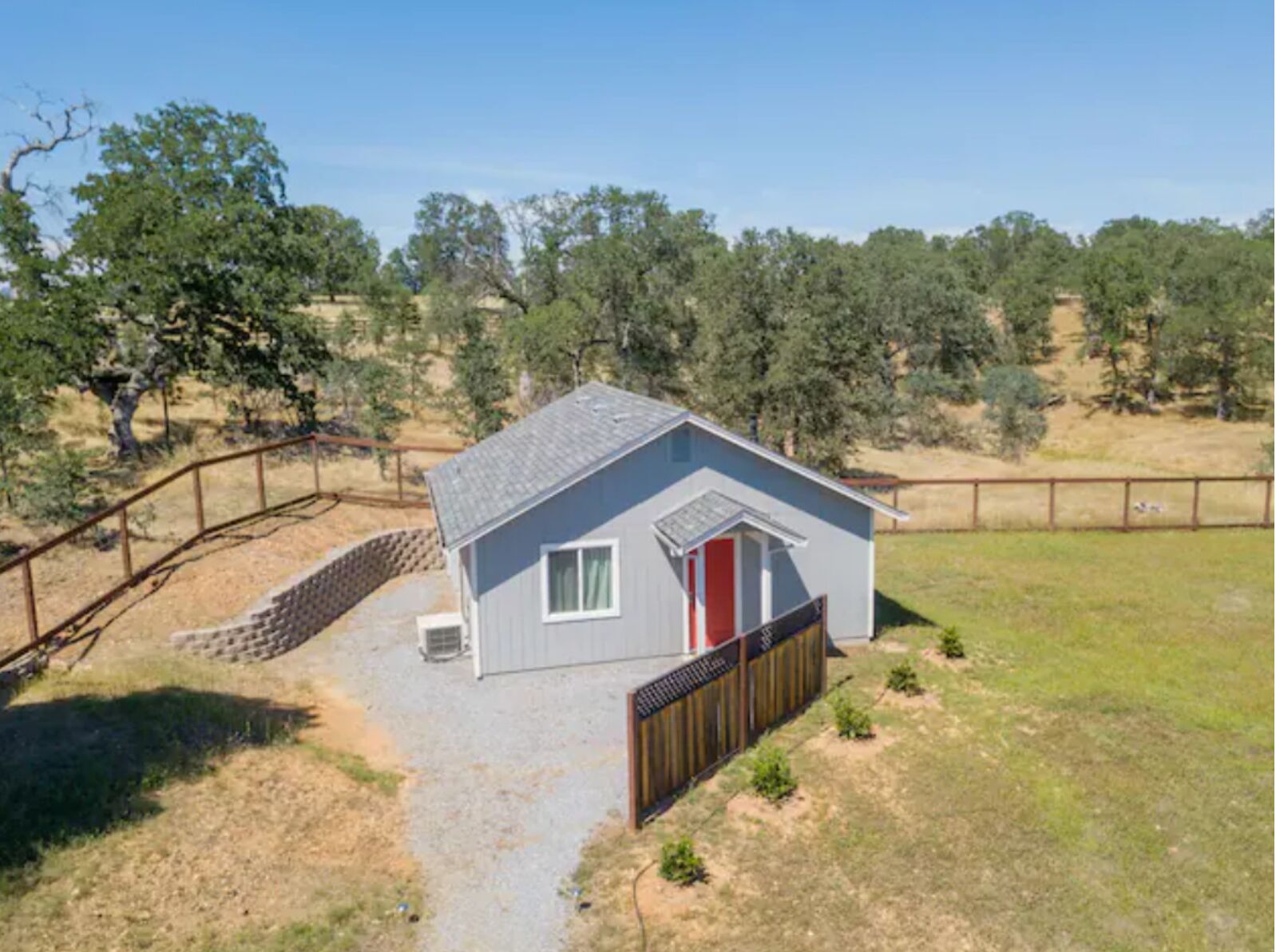 Monthly 1bed/1bath Full Guest House bordering beautiful Nature Preserve Trails