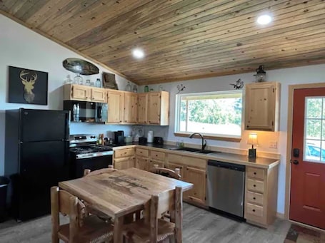 Fridge, microwave, oven, stovetop. 3 mins. to Jasper, AR/less than 3 mi. to Hasty cutoff access for Buffalo River!