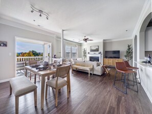 Smart TV, fireplace, video games, offices - Birkdale Lookout,Pool,Elevator,Shop-Eat-Work-Play (Huntersville)