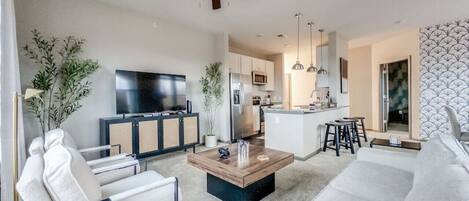 スマートテレビ、暖炉、テレビゲーム、書斎 / ワークスペース