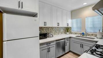 KĂŒhlschrank, Mikrowelle, Ofen, Herdplatte