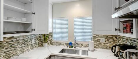 Kylskåp, mikrovågsugn, ugn och spishäll