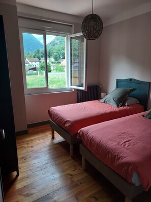 3 bedrooms, iron/ironing board, travel cot, free WiFi