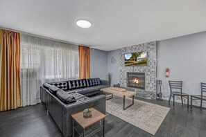 Una televisión, una chimenea, una oficina