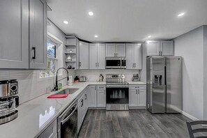 Frigorífico, microondas, horno y lavavajillas