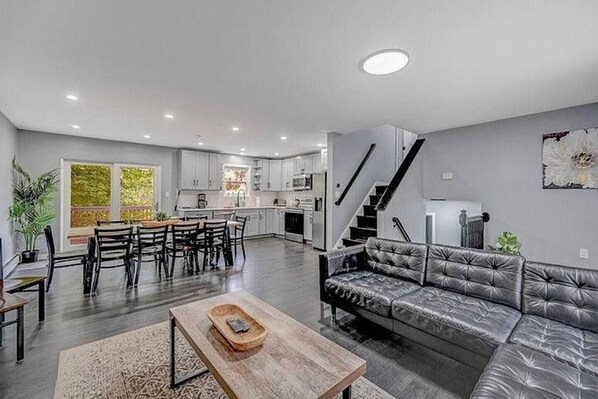 Una televisión, una chimenea, una oficina