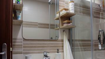 Haartrockner, Handtücher, Seife, Shampoo