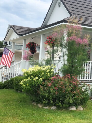 Cozy cottage on beautiful Lake Charlevoix