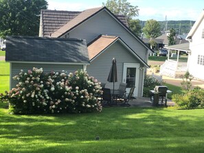 Outdoor dining - Cozy cottage on beautiful Lake Charlevoix (Boyne City)