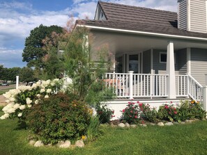 Exterior - Cozy cottage on beautiful Lake Charlevoix (Boyne City)