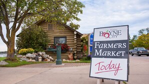 A sign for the Boone City Farmers Market.
