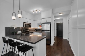 Fridge, microwave, oven, stovetop - Spacious 3BR - Free Parking - City View - Pool - Gym (Toronto)