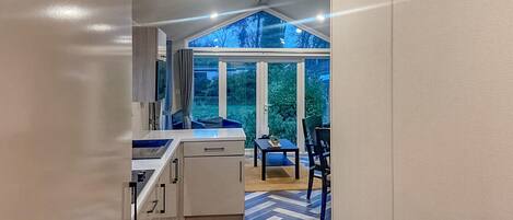 Réfrigérateur, plaque de cuisson, cafetiÚre/bouilloire