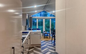 Kühlschrank, Herdplatte, Wasserkocher mit Kaffee-/Teezubehör