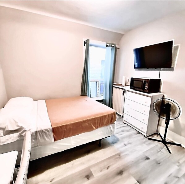 1 bedroom, desk, WiFi, bed sheets