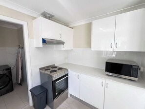 Full-size fridge, microwave, oven, dishwasher - Lux Jesmond (Jesmond)