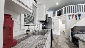 Kjøleskap, mikrobølgeovn, ovn og kokeplater