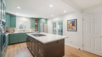 Refrigerador, microondas, horno, placa de cocina