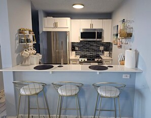 Kjøleskap, mikrobølgeovn, ovn og kokeplater