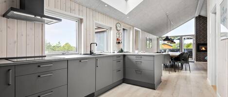 Fridge, oven, dishwasher, coffee/tea maker