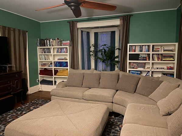 Télévision, lecteur de DVD, livres, vidéothèque