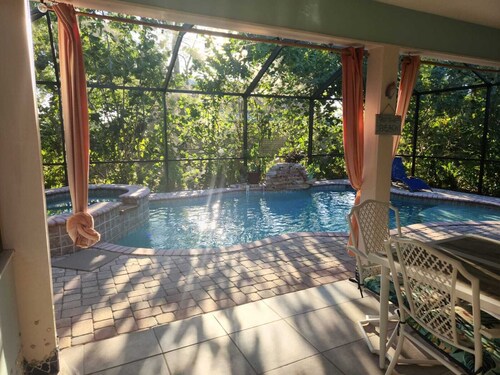 BEACH GETAWAY- 9 MIN FROM THE BEACH