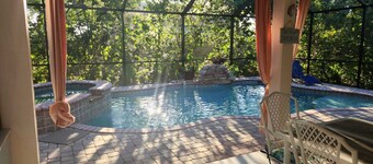 BEACH GETAWAY- 9 MIN FROM THE BEACH