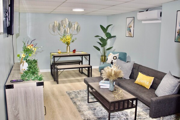 Smart-TV, Kamin, Bücher