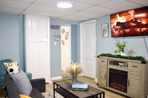 Smart-TV, Kamin, Bücher