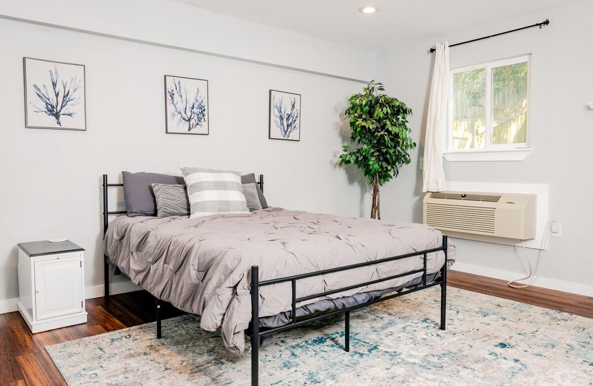 Cozy Guest Home - Short Walk to U of A