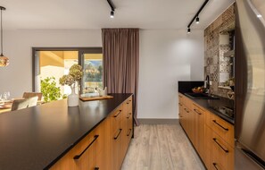 冷蔵庫、オーブン、コンロ、食器洗い機