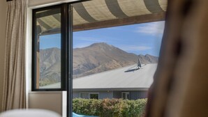 Une pièce dotée d’une grande fenêtre donnant sur un paysage montagneux.