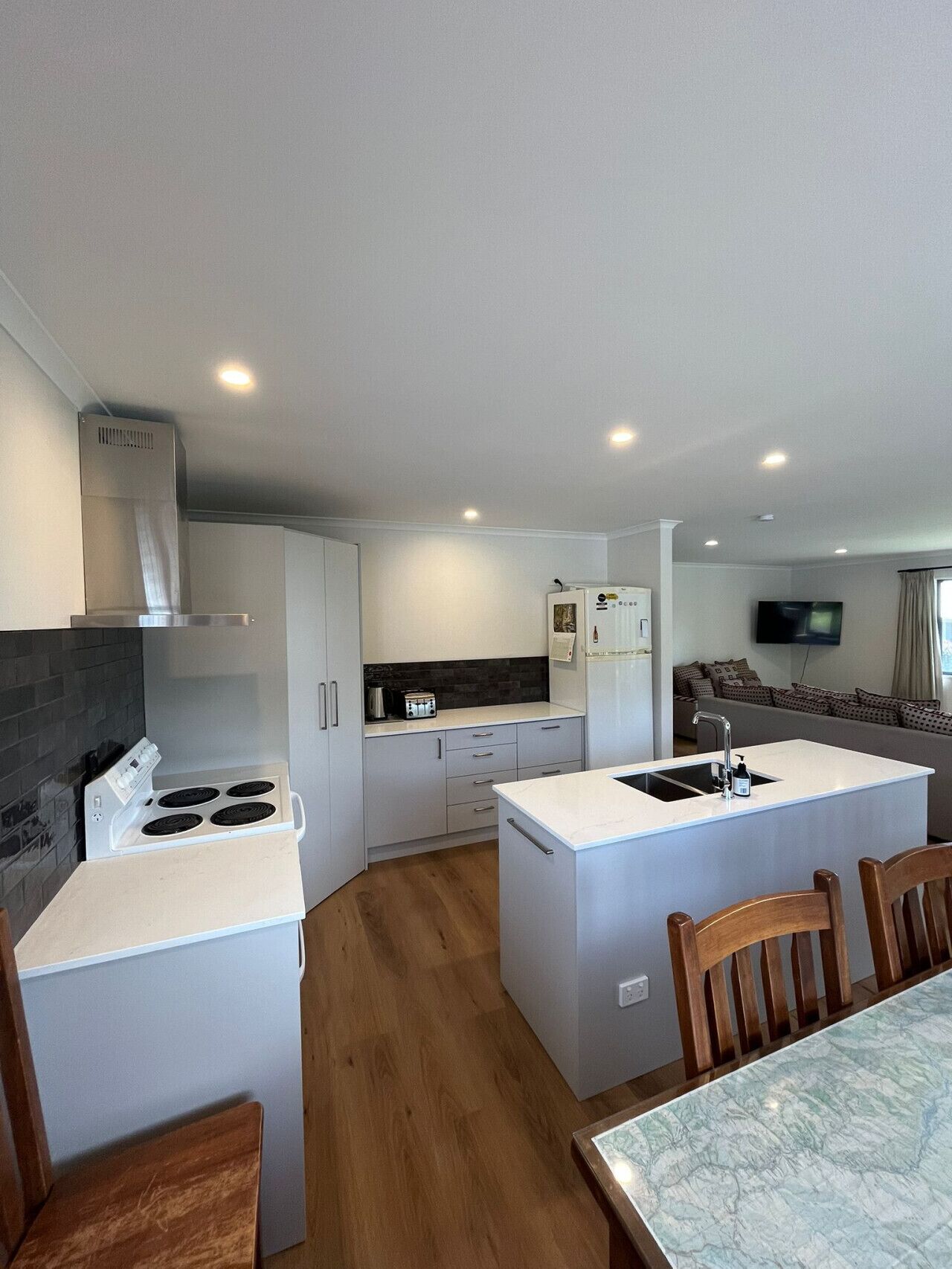 Refrigerador, microondas, horno y parrilla de estufa 