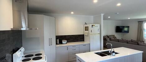 Refrigerador, microondas, horno y parrilla de estufa