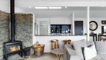 Smart TV, fireplace