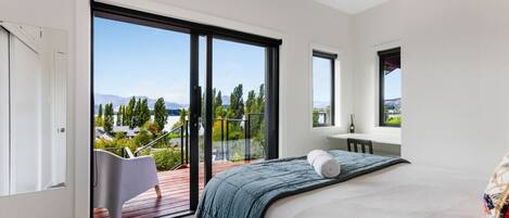 4 عدّة غرف نوم ومكتب ومكواة/لوح كي وسرير سفر