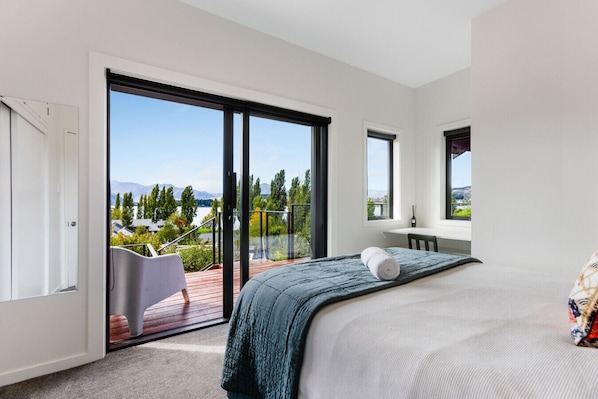 4 habitaciones, escritorio y tabla de planchar con plancha 