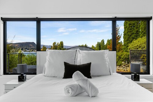 The Lookout: Lake Views