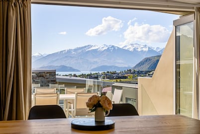 3-Bedroom Wanaka Retreat | Panoramic Views, Pools, Spas & Tennis | Near Town & Lake