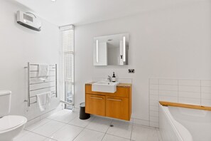 Hair dryer, towels - 3-Bedroom Wanaka Retreat | Panoramic Views, Pools, Spas & Tennis | Near Town & Lake (Wanaka)