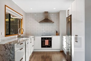 Køleskab, mikrobølgeovn, ovn, kogeplade