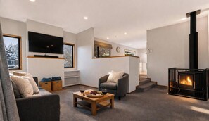 Televisión y chimenea 