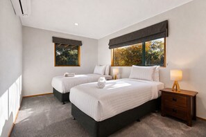 4 bedrooms, iron/ironing board, travel crib, WiFi - Central Comfort in Wanaka (Wānaka)