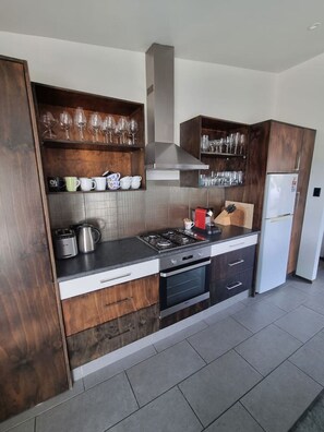 Køleskab, mikrobølgeovn, ovn, kogeplade