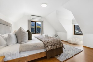 4 habitaciones, escritorio y tabla de planchar con plancha